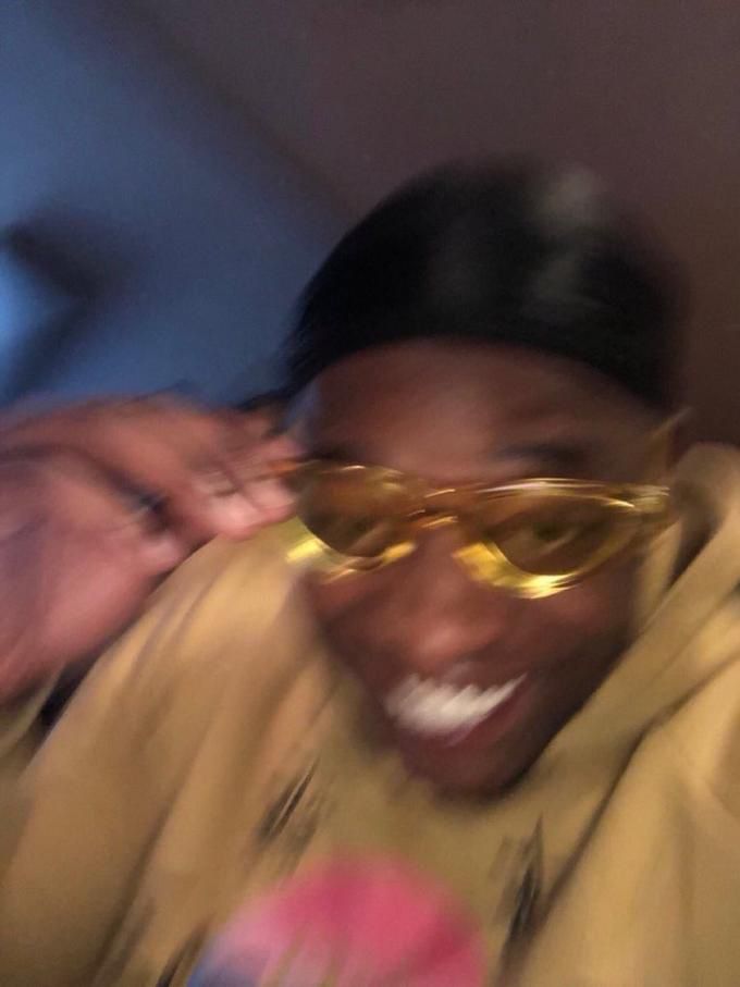 2018 meme: muyi fresco geeking, wearing oblique, golden party glasses, at the shaking front-facing camera, his mirth erupting