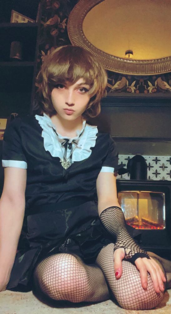 1800’s twink looking into the camera with dead eyes.