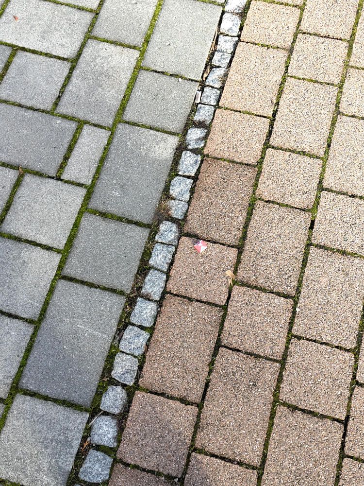 eine komplett wahllos am boden rumliegende fastnachts süßigkeit