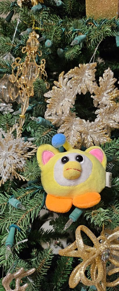 Itemlabel lemon ouioui (his name is goober) sitting in a christmas tree