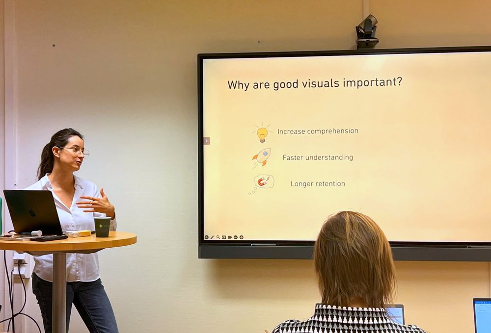 Elena from Visualize your Science is presenting