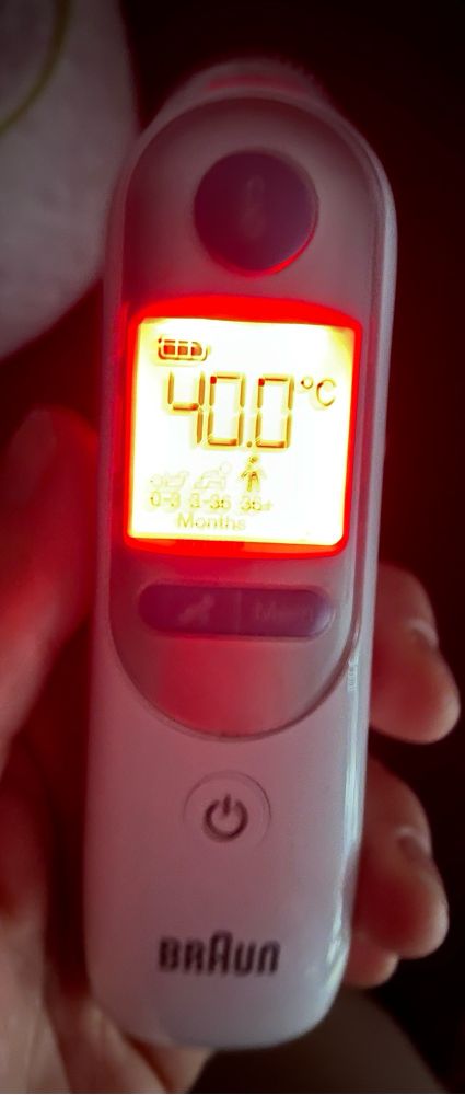Ein Ohrfieberthermometer mit leuchtend rotem Display. Es zeigt vierzig Grad Celsius an.