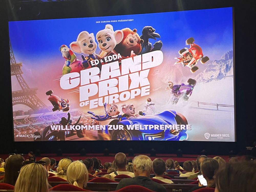 Kinoleinwand auf der steht: Ed & Edda Grand Prix of Europe Willkommen zur Weltpremiere