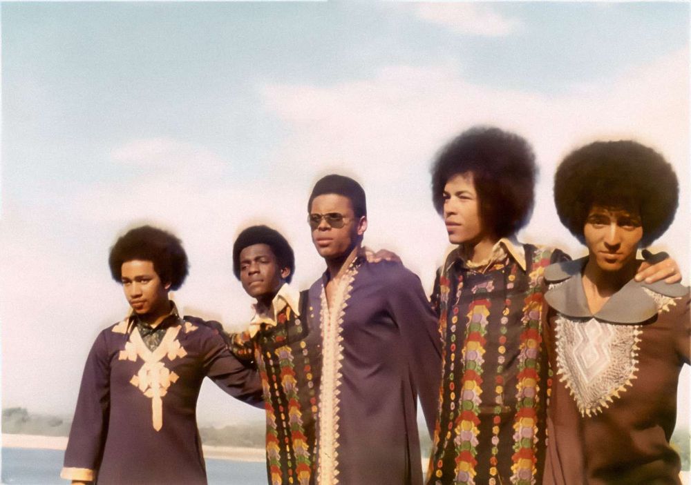 Fotografia dos membros da banda Black Power: Norberto Tavares, José Sanches Tavares, Dô, João "Djon" Emanuel Duarte e Manuel Teixeira