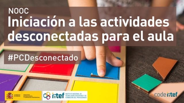 Imagen de una mano sobre un tablero de madera que toca unas fichas tipo puzzle. Es la elegida para presentar el NOOC