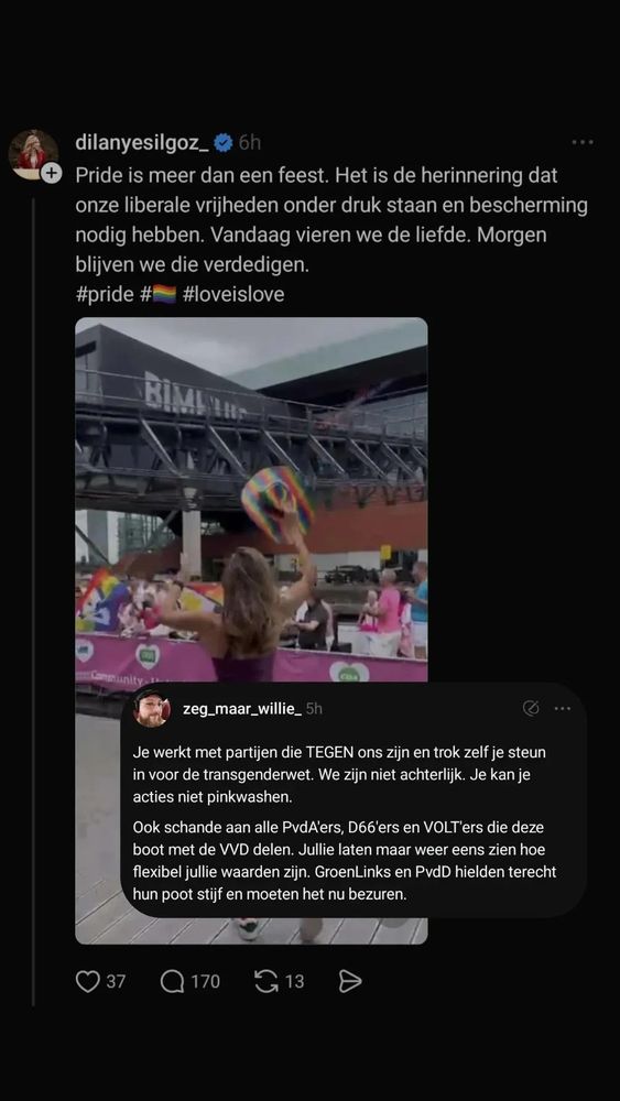 Screenshot van een post van Yesilgoz: Pride is meer dan een feest. Het is de herinnering dat onze liberale vrijheden onder druk staan en onze bescherming nodig hebben. #Pride, #🏳️‍🌈 #LoveIsLove.

Daaronder een snoeiharde reactie van een Zeg_maar_Willy: Je werkt met partijen die TEGEN ons zijn en trok je steun voor de transgenderwet in. We zijn niet achterlijk. Je kan je acties niet pinkwashen. Ook schande aan alle PVDA’ers, D66’ers en VOLT’ers die deze boot met de VVD delen. Jullie laten maar weer eens zien hoe flexibel jullie waarden zijn. GroenLinks en PvdD hielden terecht hun poot stijf en moeten het nu bezuren.