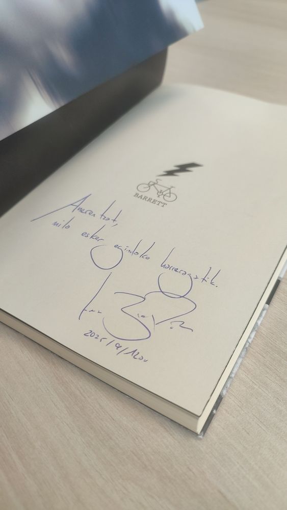 Primera página del libro con una dedicatoria en Euskera en la que dice: "Para Ane, muchas gracias por el recibimiento". Firma y fecha.