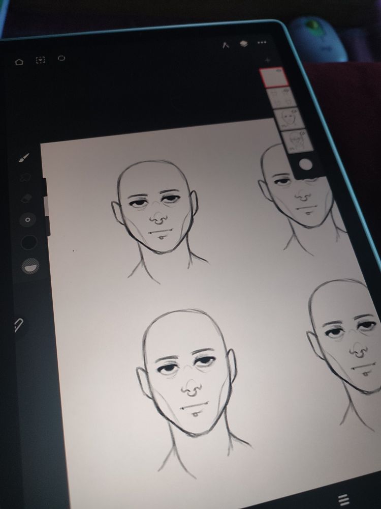 Una imagen de un archivo de dibujo en una tablet, con un boceto de un rostro sin pelo cuadriplicado.