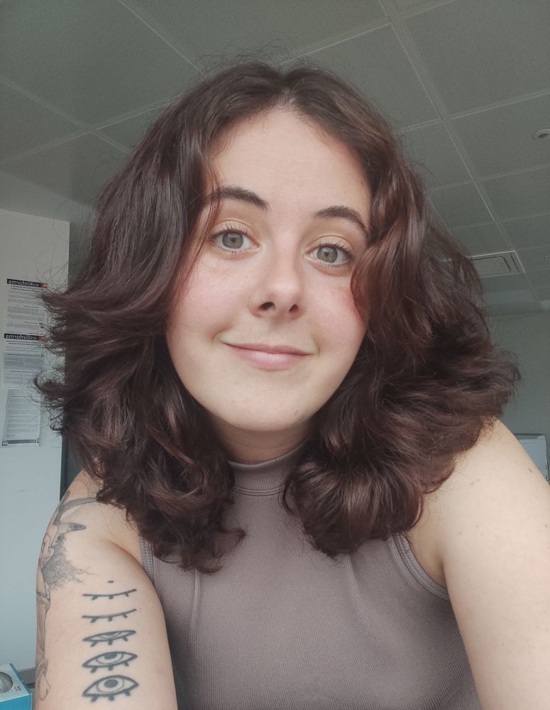 Selfie en la que aparezco con una camiseta marrón pastel y el pelo de color caoba.