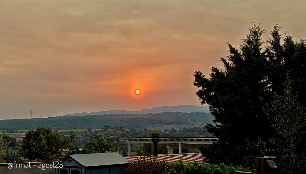 Sol ben vermellós com una bola de foc sortint per sobre el Montseny 