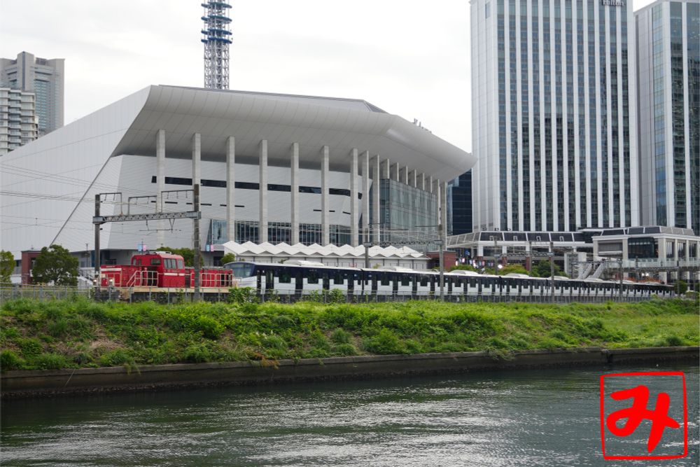 2発目Kアリーナ横浜横の高島貨物線を行く姿をポートサイド公園よりパシャリとな。