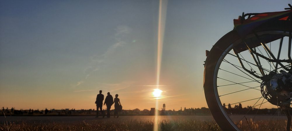artwork photography fotografie berlin tempelhof tempelhoferfeld fahrrad velo bicycle dusk sundown people