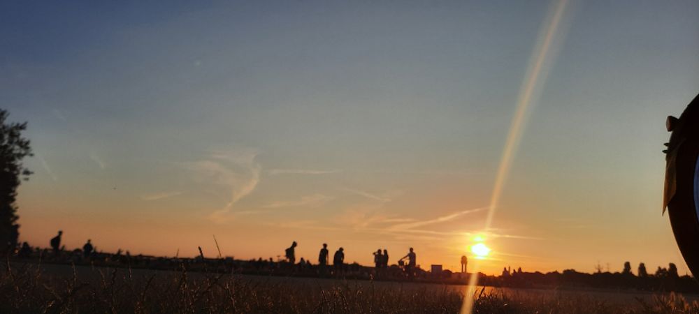 artwork photography fotografie berlin tempelhof tempelhoferfeld fahrrad velo bicycle dusk sundown people happy