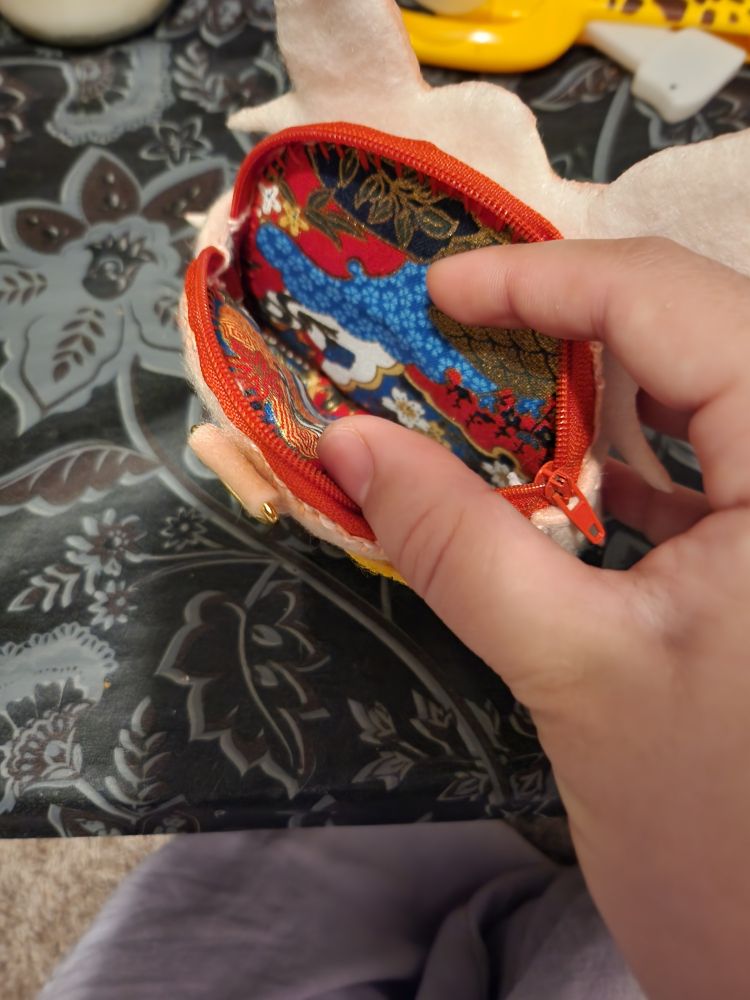 And ofcourse, trust me to use the fancy alipress quilting cloth cuts for the interior 😆 