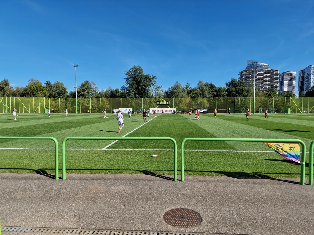 Anpfiff zum Meisterschaftsspiel zwischen FC Zürich und BSC Young Boys. Sportanlage Heerenschürli.