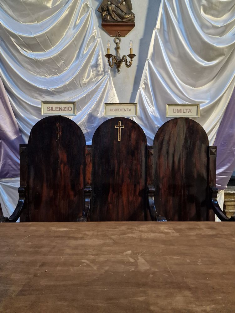 3 sièges accolés dans une église surmontés des indications Silenzio, Ubbesienza et Umilita. Probablement trois soumis appartenant au même cheptel 