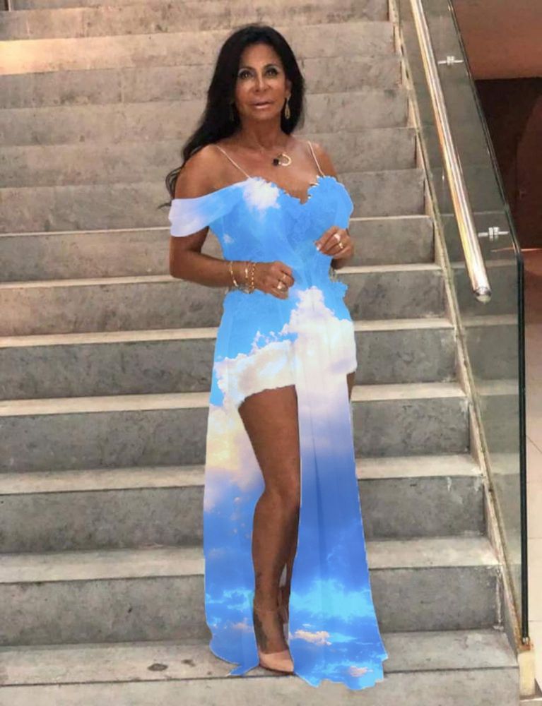 Gretchen com olhar meigo e sereno utilizando um vestido estampado de Bluesky.