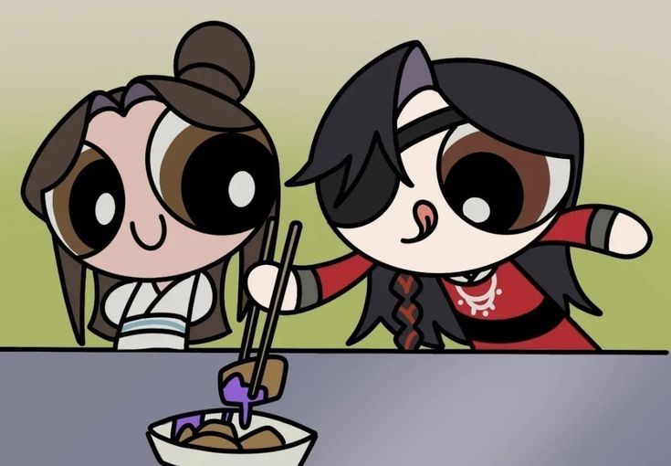 os personagens hua cheng e xie lian de tian guan ci fu desenhados no estilo meninas superpoderosas. hua cheng está pegando uma comida de qualidade duvidosa com hashis e uma expressão de quem está achando delicioso e xie lian observa com expressão feliz. xie lian tem olhos e cabelos castanhos, cabelo longo com a parte de cima amarrada num coque, e roupas brancas com detalhes azuis. hua cheng tem olhos castanhos e cabelos pretos e compridos com uma pequena trança de um dos lados e veste roupas vermelhas com detalhes pretos e um tapa olho