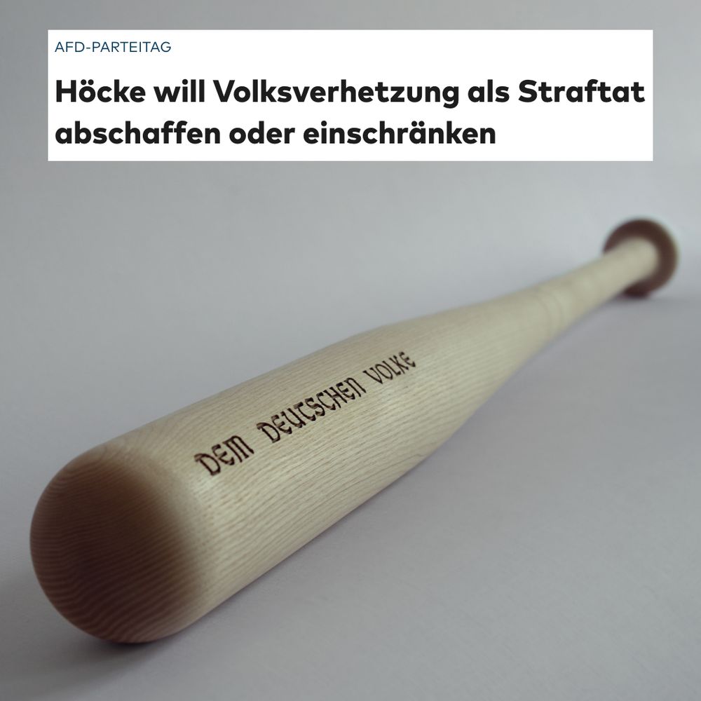Zu sehen ist die Arbeit von Miro Kaygalak: Ein Baseballschläger, in den der Schriftzug 'Dem deutschen Volke' eingebrannt ist. Die gravierten Worte, die an die Inschrift des Reichstagsgebäudes erinnern, wirken erhaben und historisch. Doch ihre Platzierung auf einem Schläger durchbricht diese Erhabenheit, verbindet Sprache mit Gewalt und stellt einen kritischen Kommentar zur aktuellen Debatte um freie Rede und ihre Grenzen dar.