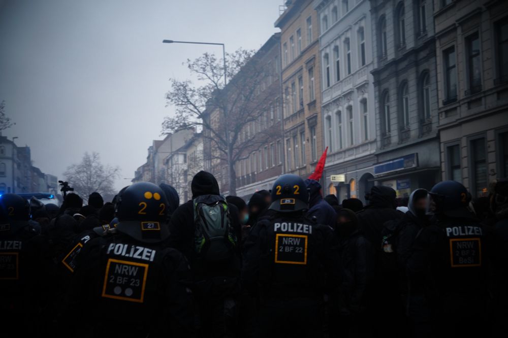 BFE Polizisten von hinten