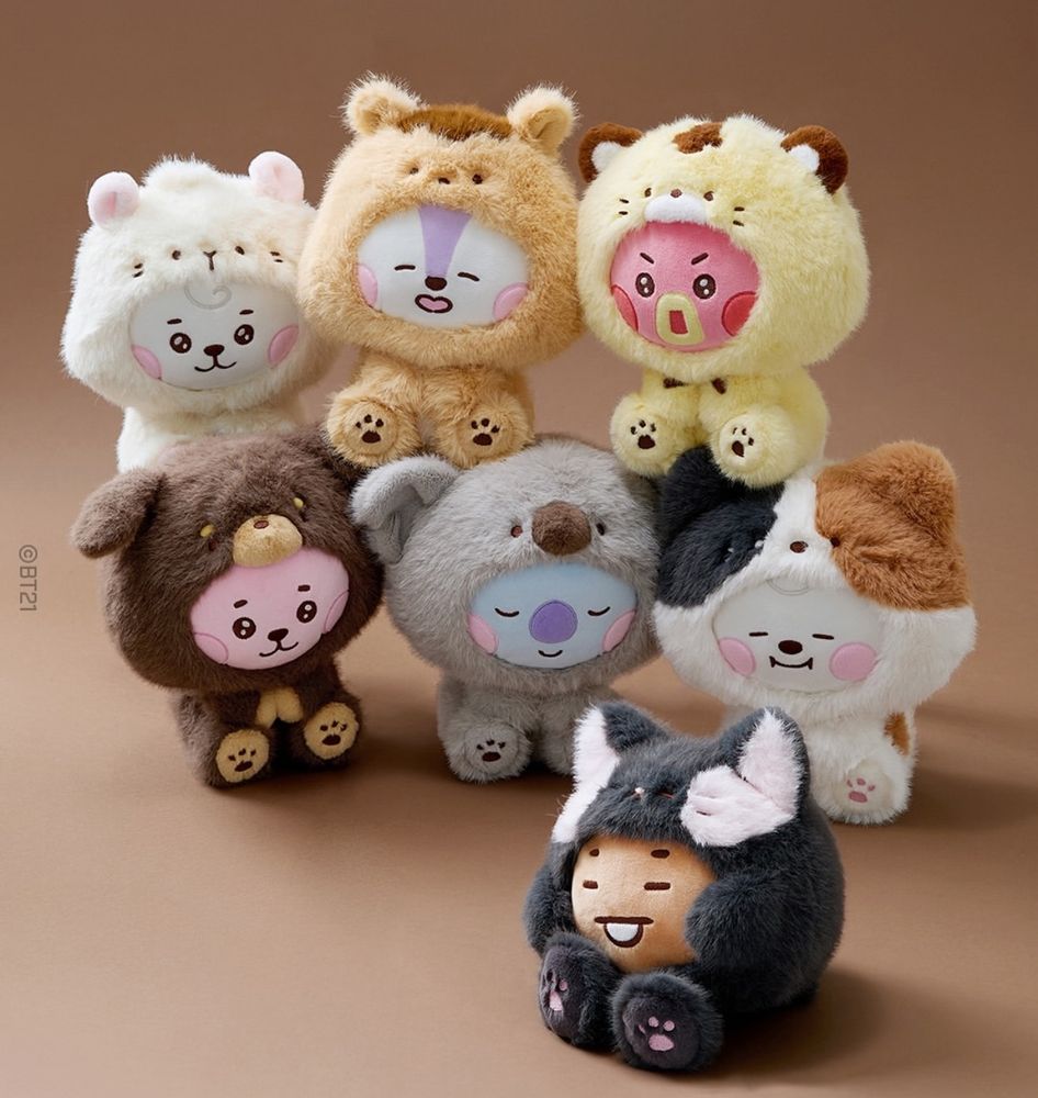 Pelúcias da coleção BT21, com todos os personagens vestindo peças inteiras imitando outros animais.