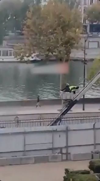 The lift descending with 2 of the thieves and their loot. 