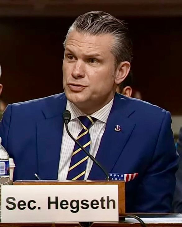 A picture of Pete Hegseth at a hearing, his face looking bloated.