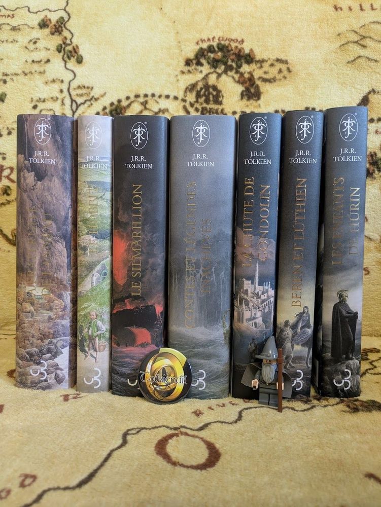Dos des 7 ouvrages de J.R.R. Tolkien en éditions reliées et illustrées assorties aux éditions Christian Bourgois :
- La Fraternité de l'Anneau
- Le Hobbit
- Le Silmarillion
- Contes et Légendes inachevés
- La Chute de Gondolin
- Beren et Lúthien
- Les Enfants de Húrin