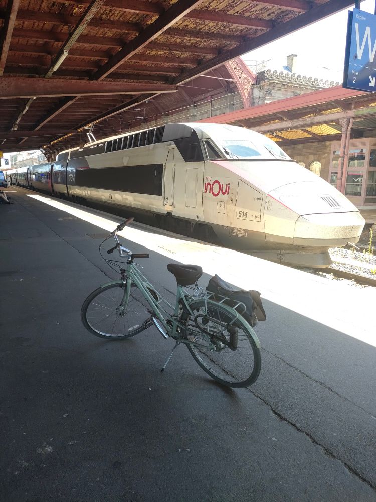 Photo d'un vélo devant un TGV Réseau en gare de Strasbourg 