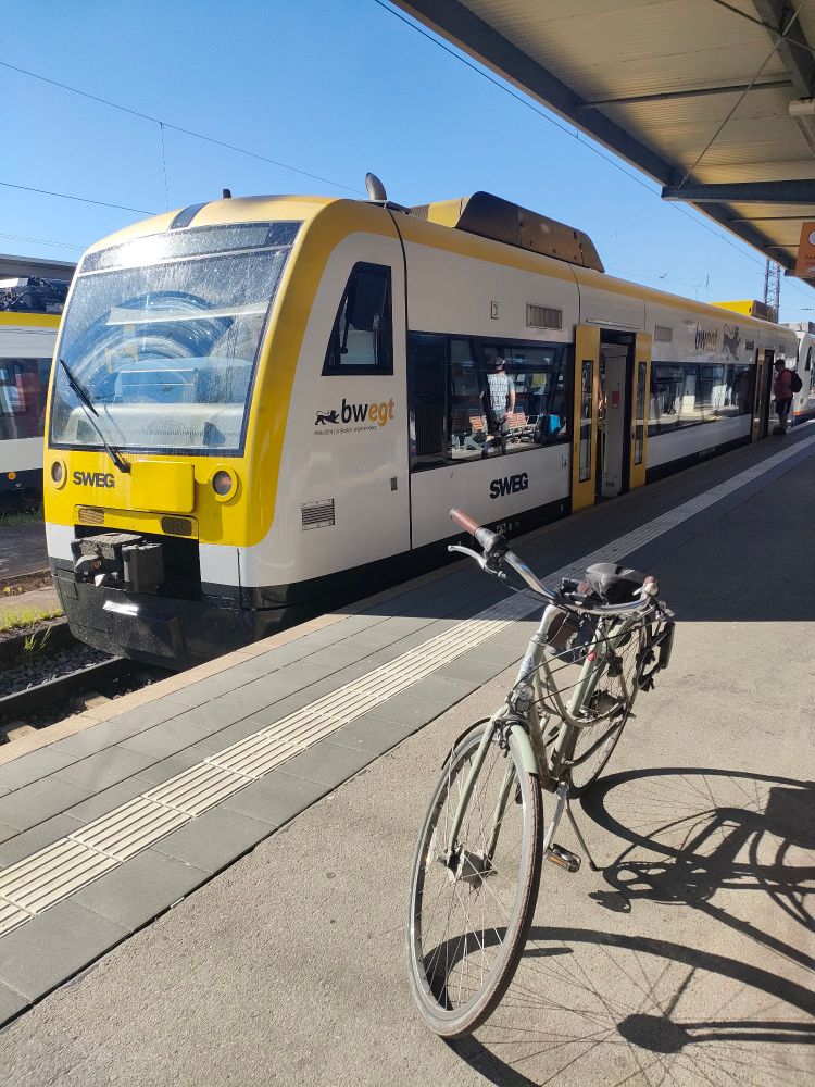 Train Stadler RS1 de la compagnie SWEG avec livrée blanche et jaune de bwegt en gare d'Offenburg.