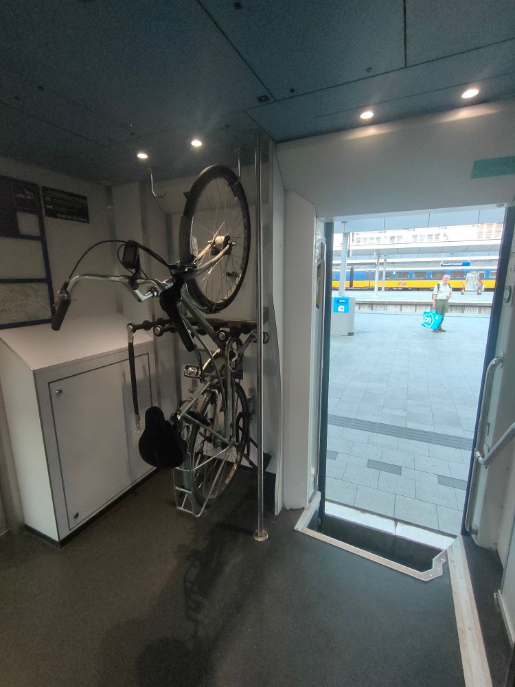 Vélo accroché au mur d'une voiture CFF à bord du train IC60403