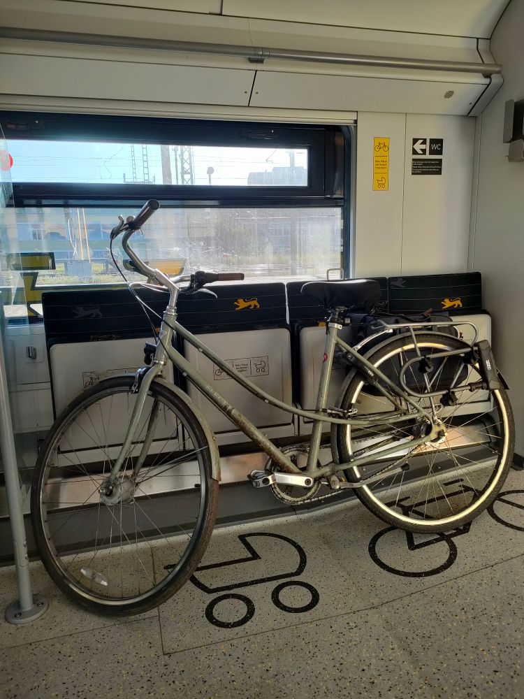 Vélo placé dans l'étage inférieur d'un train RE7