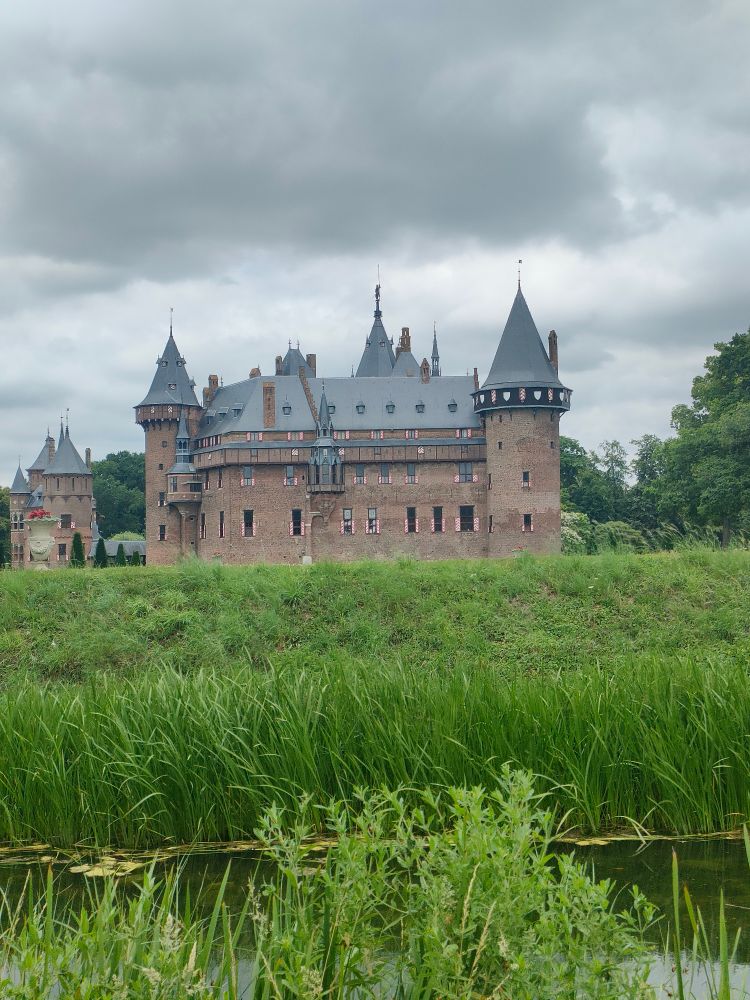 Photo du château de Haar prise depuis la piste cyclable passant devant 