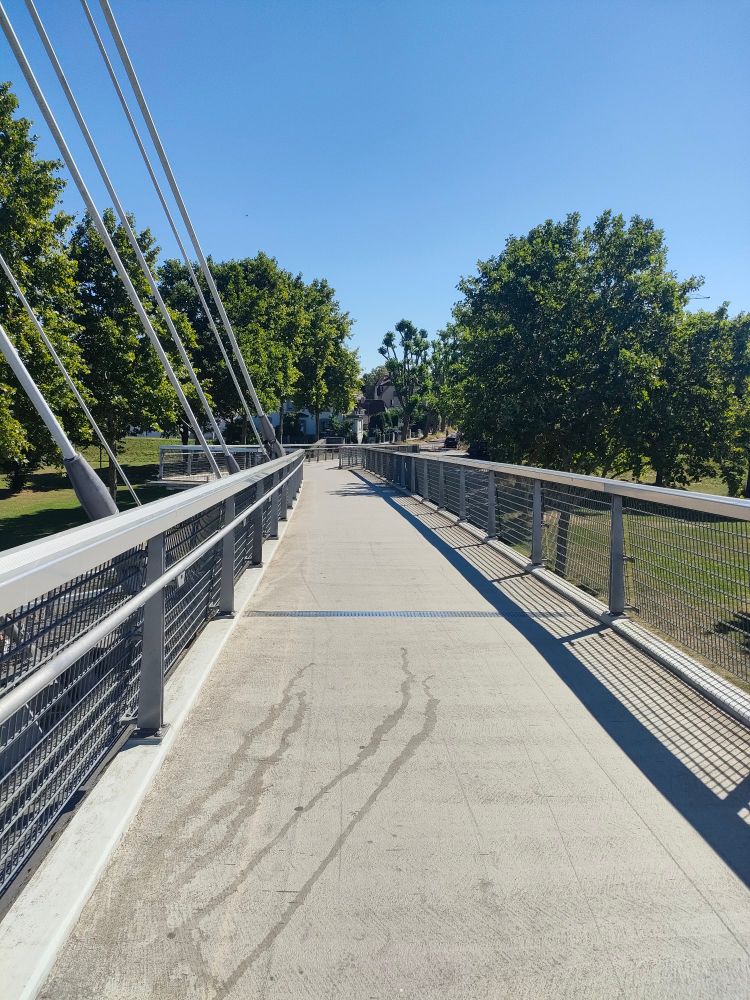 Photo du débouché côté allemand de la passerelle des Deux Rives, personne n'y figure. Le passage est libre.