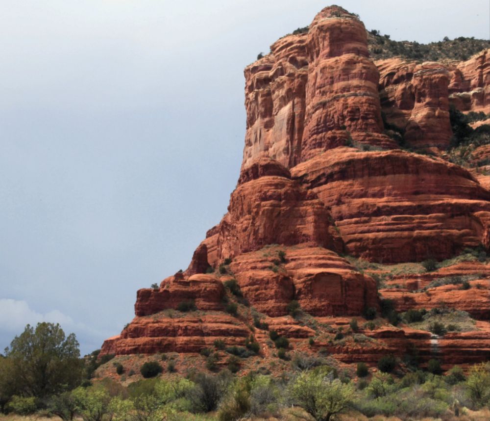 Northern facade of Courthouse Butte with surrounding shrubbery.