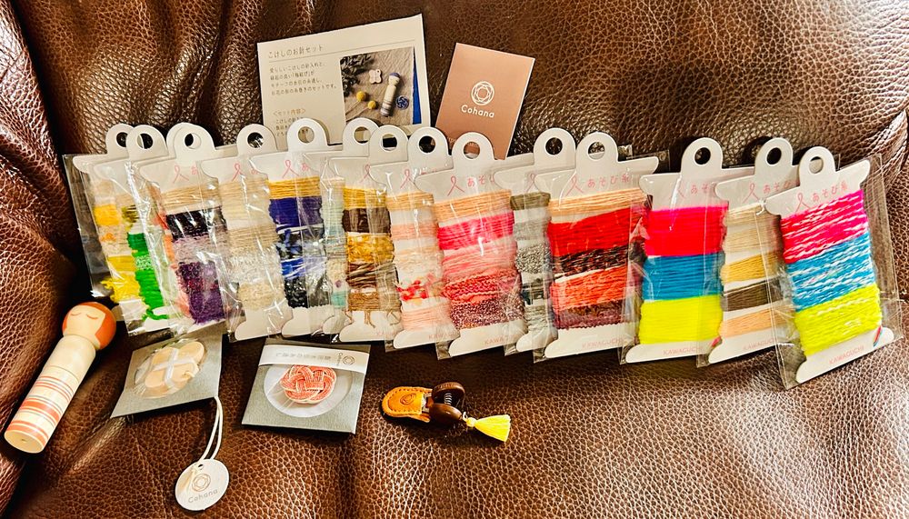 後から購入した遊び糸やミニチュアみたいな裁縫道具の色々
梱包から出したてで個別のビニール袋に入ったままの糸一覧