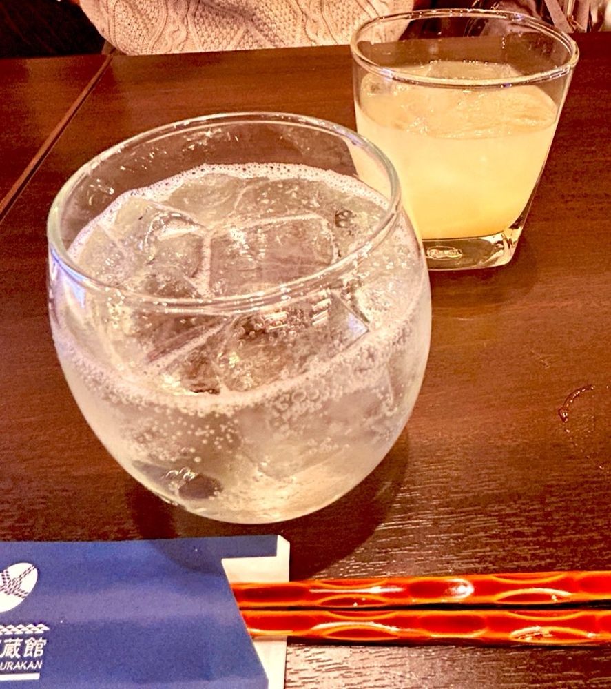 京都酒蔵館で友人とご飯飲み
最初は軽く、という事で柚木リキュールと日本酒ハイボール
どとらも爽やかで飲みやすく美味しかった