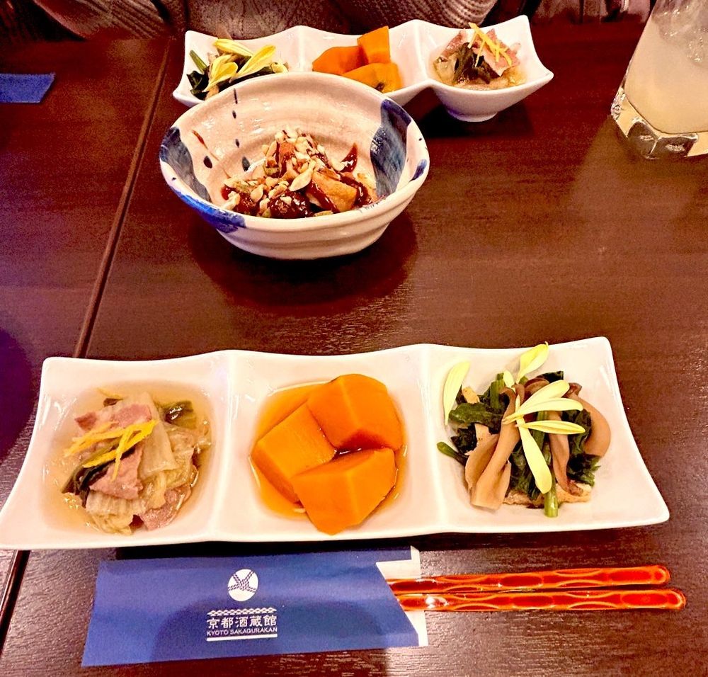 おばんざいが何かよくわからないまま3種盛り合わせを頼んだがこれもすごく美味しかった
豚肉と白菜の煮物とかぼちゃ煮にきのことほうれん草の和物に黄色いお花が散ってて全部美味しかった