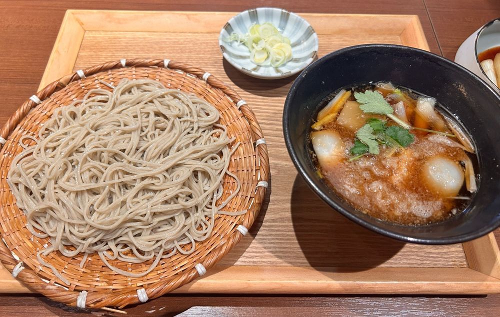 これも駅ビルの蕎麦屋の蕎麦
確か鶏汁のつけ蕎麦だったと思われる
鶏肉とは思えない牛の塊肉みたいなバカデカいぶつ切りの鶏肉が入っててびっくりした