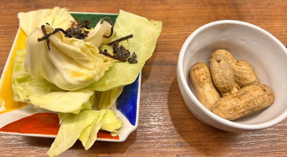バスターミナルの居酒屋で出てきたお通し
キャベツの千切ったやつに塩昆布とポン酢がかかってて、簡素だが美味しかった
一緒に茹で落花生が付いててこれも美味しかった