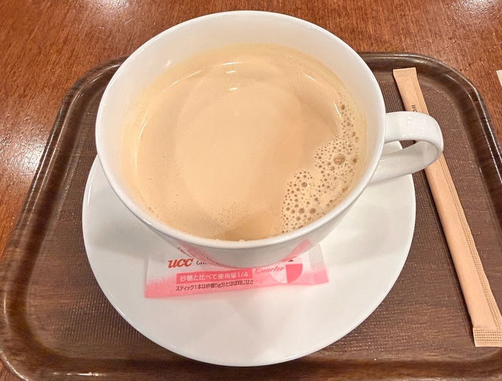 確か上島珈琲か何かチェーン店に寄った際に頼んだミルクティーがLだったはずだけど想像の倍くらいデカくてびっくりして写真とった
店員さんも確認してくれたのに全然サイズ理解してなかった
美味しかった