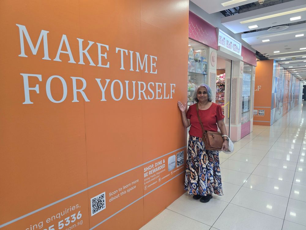Make time for yourself. Sign in the Central Mall in Singapore.  