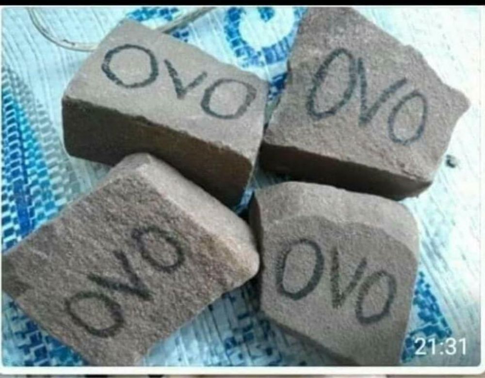 4 pedras grandes com a palavra ovo escrita em cada uma delas