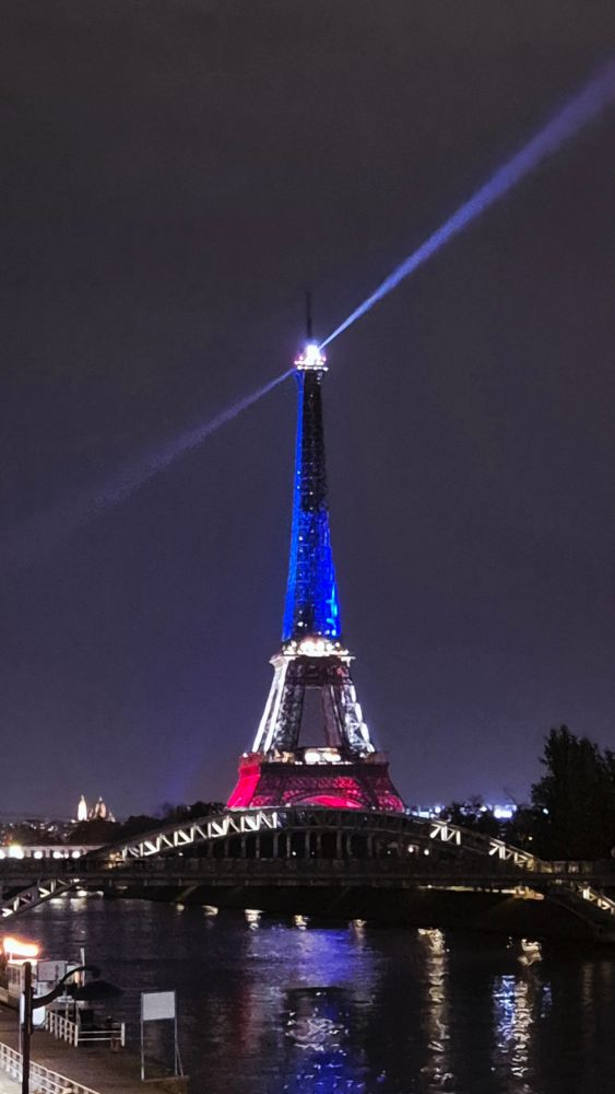 Tour Eiffel illuminée en Bleu Blan Rouge en hommage aux victimes des attentats du Bataclan, le 13 novembre 2015, vue depuis le pont Beaugrenelle.