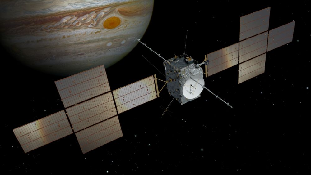 La sonde spatiale européenne JUICE avec de grands panneaux solaires en orbite autour de Jupiter sur une image d'artiste. On voit la Grande Tache Rouge de la planète en arrière-plan.