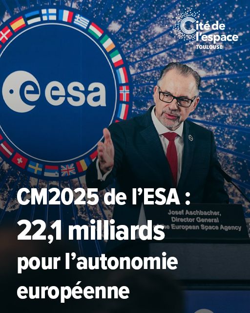Josef Aschbacher, Directeur de l'ESA, à la conférence de presse de clôture du CM2025. Il est en train de parler derrière un pupitre. En arrière-plan, on voit un logo de l'ESA.