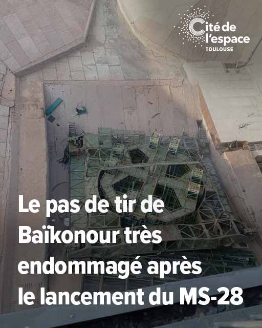 Le pas de tir de Baïkonour endommagé après le lancement du MS-28. Texte : « Cité de l'espace, Toulouse ».