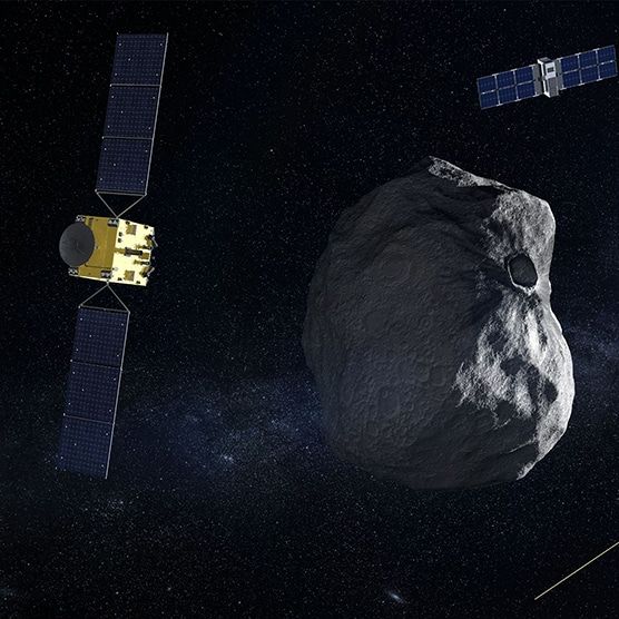 Vue d'artiste de la mission HERA de l'ESA à proximité de l'astéroïde Dimorphos qu'elle va étudier.