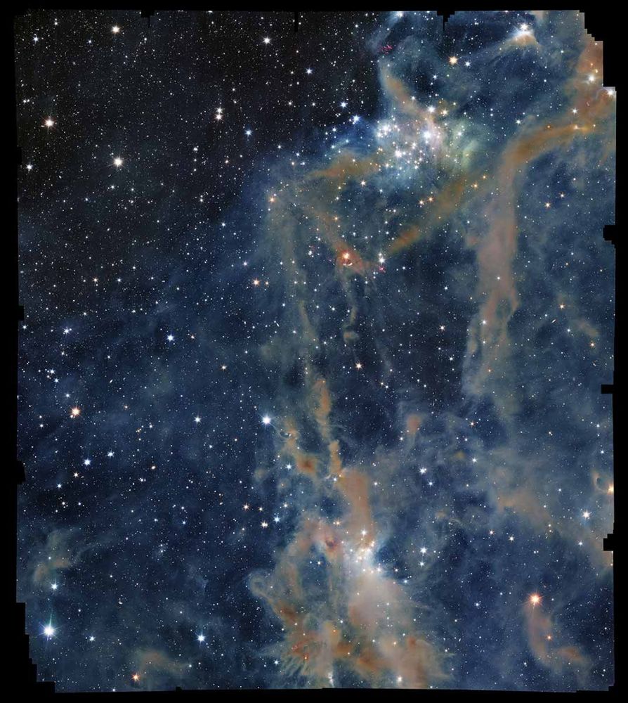 Nébuleuse de gaz et de poussières cosmiques illuminée par des étoiles dans un ciel étoilé, créant un effet lumineux et coloré.