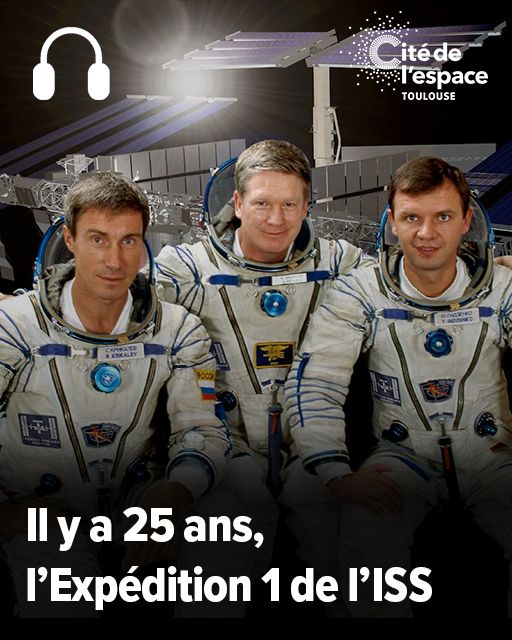 Trois astronautes en combinaison spatiale sourient devant une maquette de l'ISS. Texte: "Il y a 25 ans, l'Expédition 1 de l’ISS".